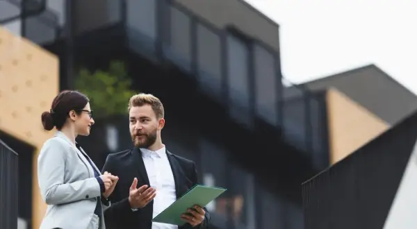 Prowizja biura nieruchomości: Kto płaci, ile i jak negocjować?